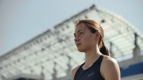 Un-Retrato-De-Lapso-De-Tiempo-De-Una-Hermosa-Mujer-Corriendo-En-Las-Gradas-Del-Estadio-Con-Respiración-Profunda-Concentrada-Y-Motivándome-A-Mí-Mismo-Y-A-La-Conciencia-Para-La-Carrera.-Descarta-Emociones-Innecesarias-Y-Sintonízate-Para-Ganar-Preparándote-Para-La-Carrera